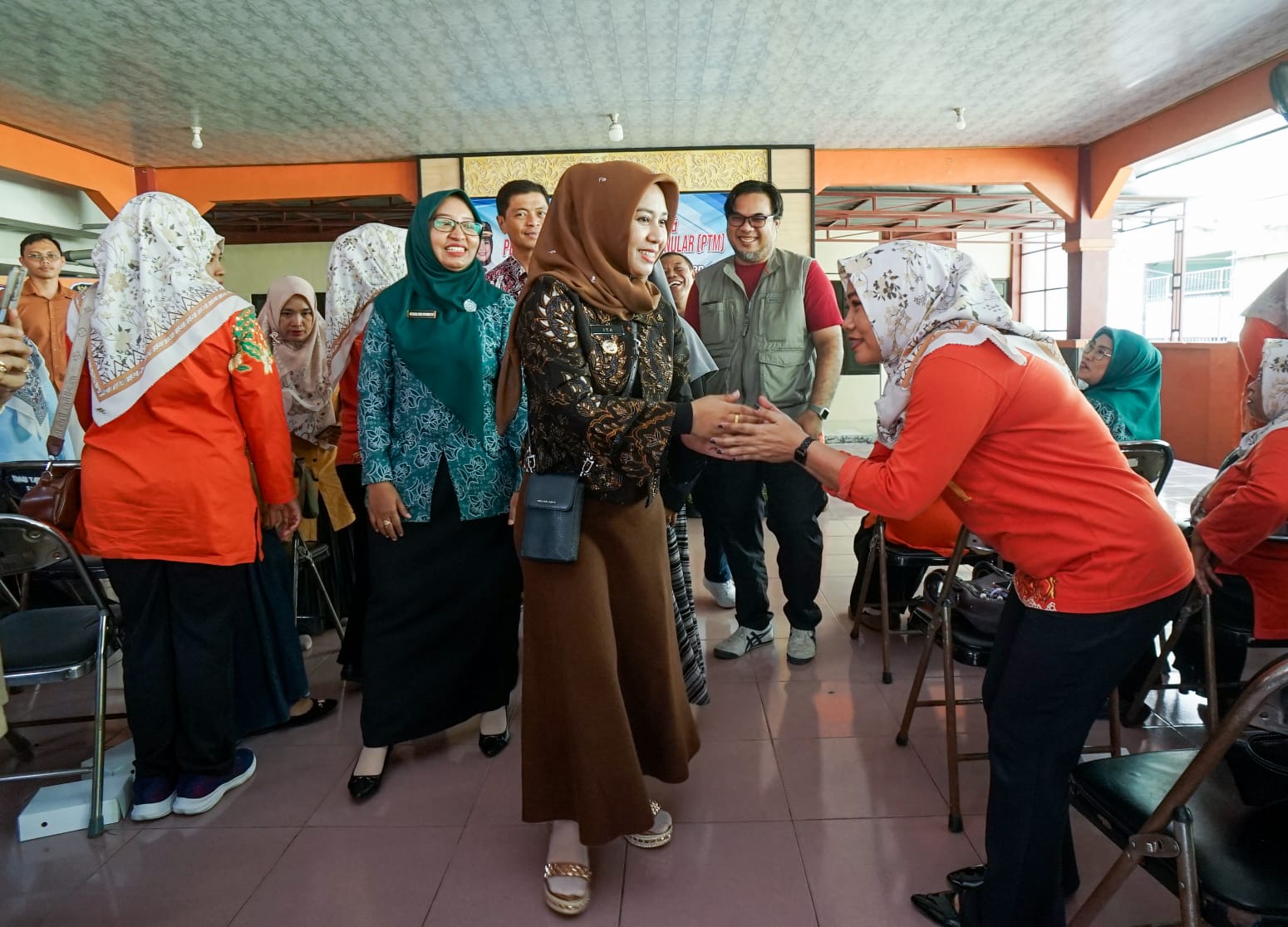 gambar-wali-kota-mojokerto-ajak-warga-surodinawan-terapkan-gaya-hidup-sehat-untuk-cegah-penyakit-tidak-menular-hj72j7dykv