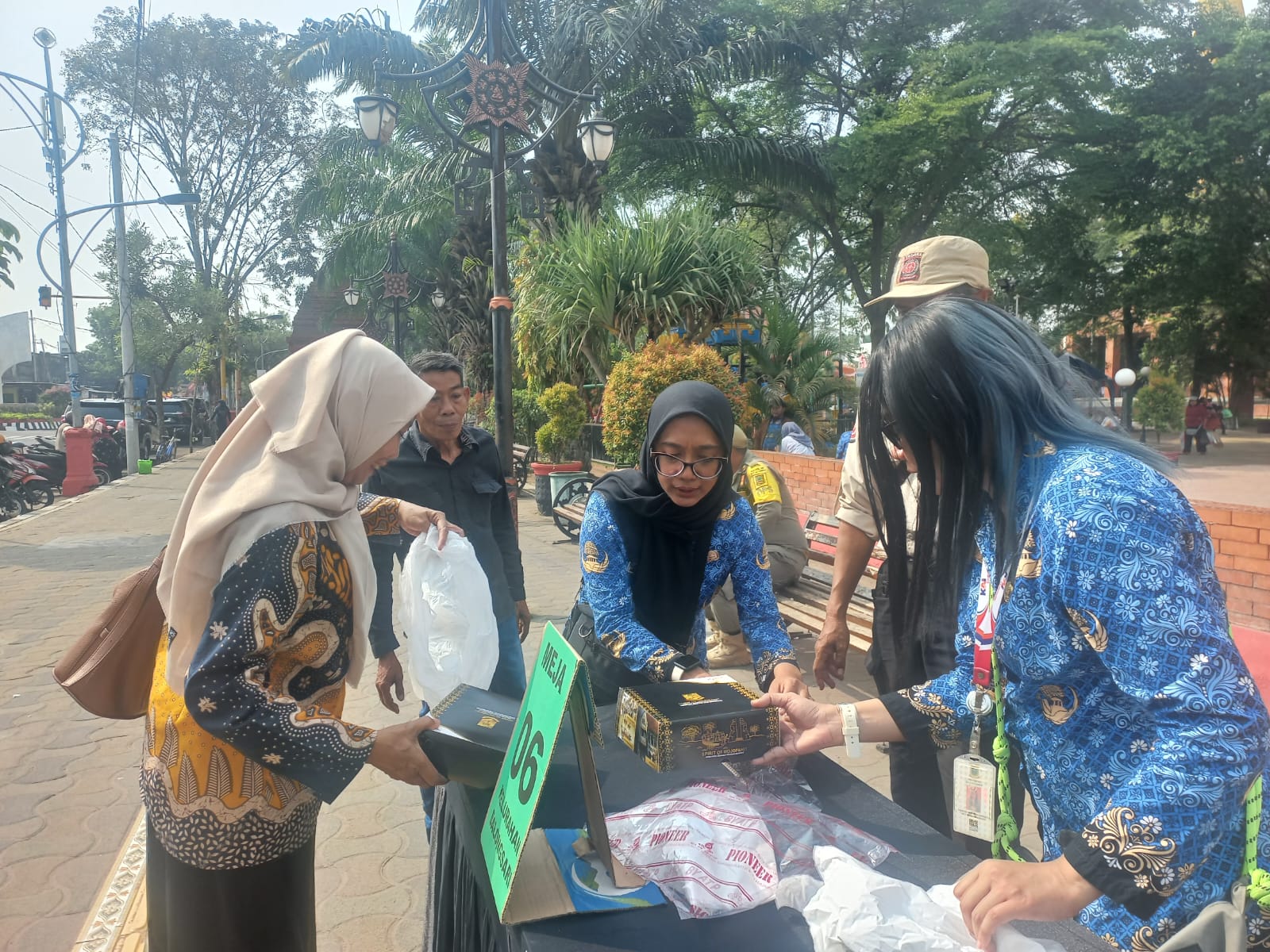 gambar-lebih-tertata-dan-praktis-1080-porsi-makan-gratis-hut-kota-mojokerto-tuai-apresiasi-warga-s2jgi8hrqf