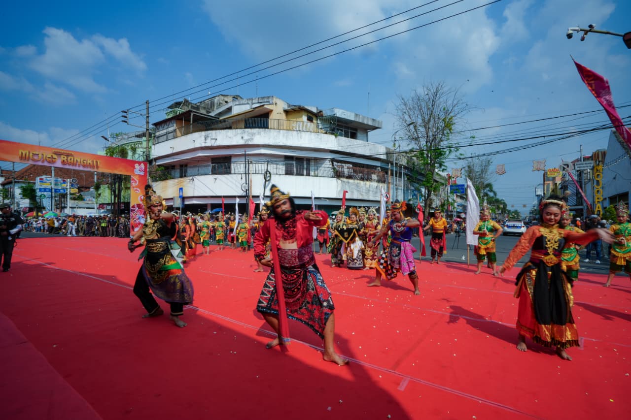 gambar-kirab-budaya-mojo-bangkit-berlangsung-spektakuler-1080-peserta-hidupkan-kejayaan-majapahit-xpnrrlx72u