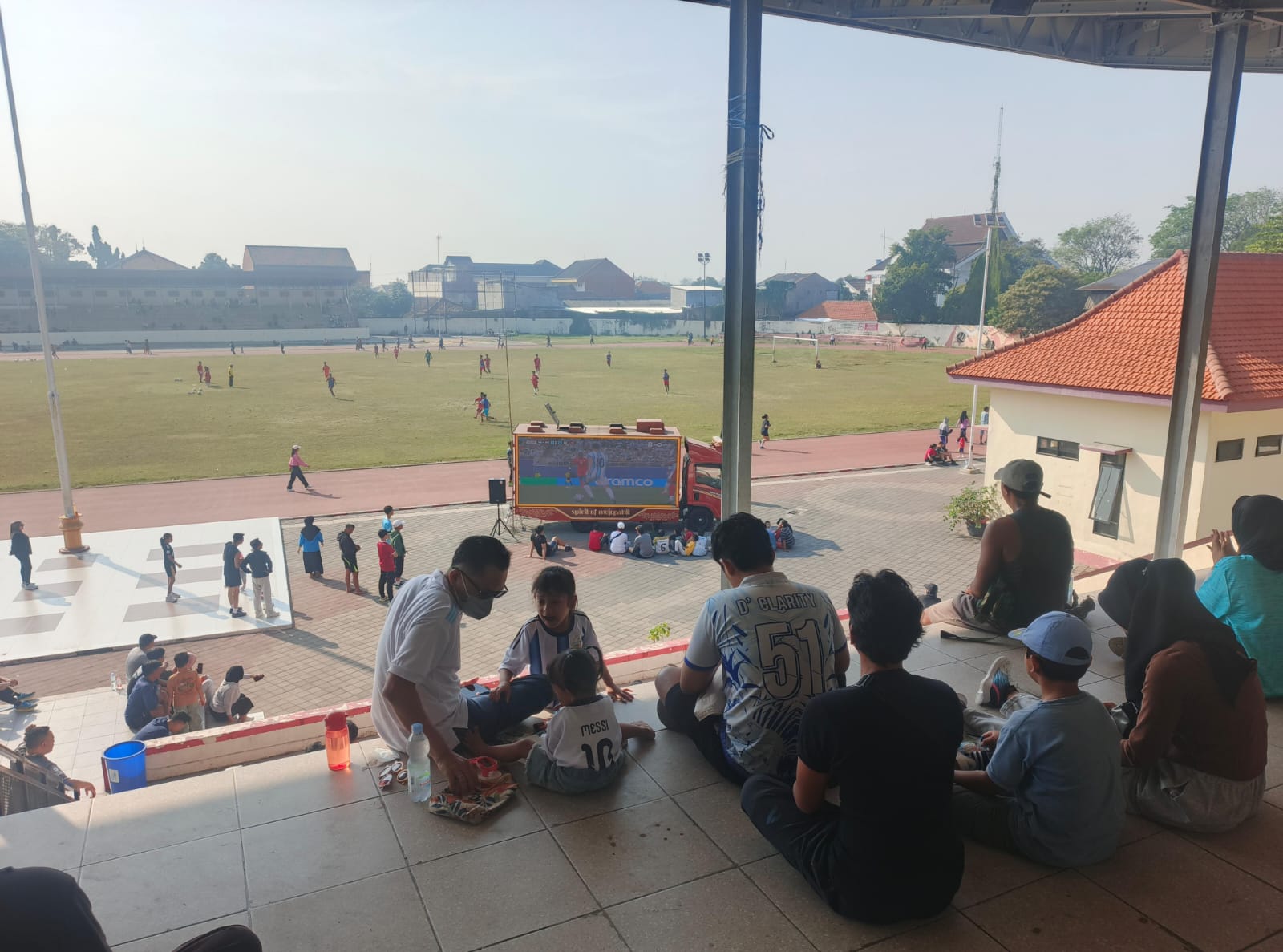 gambar-warga-padati-gelora-a-yani-nobar-argentina-vs-swiss-di-piala-dunia-2026-izpjnkc97p