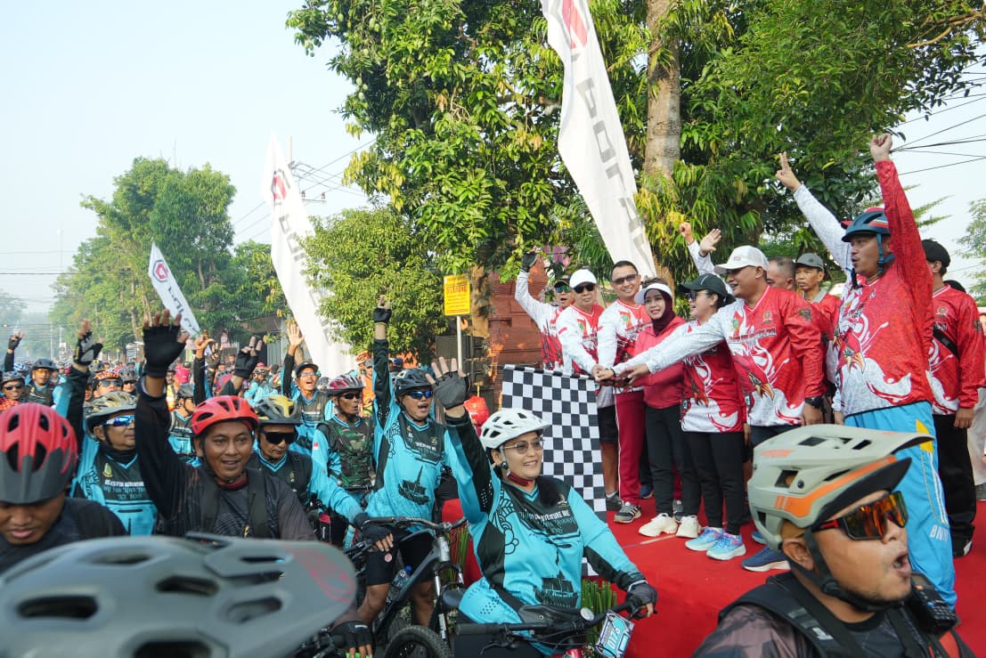 gambar-ratusan-goweser-dari-berbagai-daerah-meriahkan-reses-fun-adventure-bike-hari-jadi-ke-108-kota-mojokerto-axvd4iv1qz