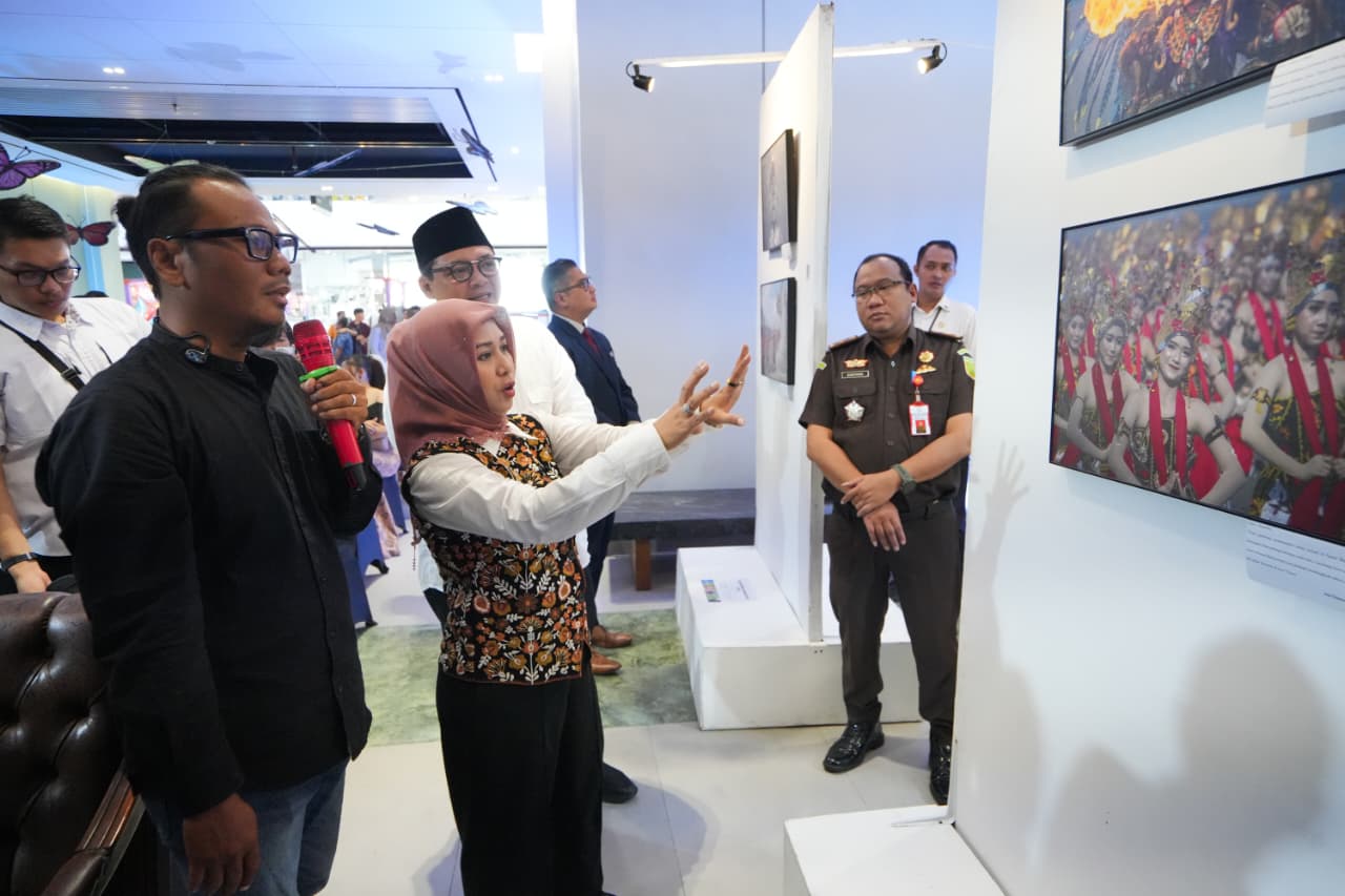 gambar-tinjau-pameran-lukisan-dan-fotografi-media-center-mojokerto-ning-ita-berharap-jadi-magnet-kunjungan-dan-penggerak-ekonomi-bhauvtp9xy