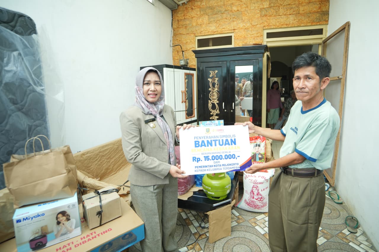 gambar-wali-kota-mojokerto-serahkan-bantuan-korban-kebakaran-di-kelurahan-wates-0stsivkh7z
